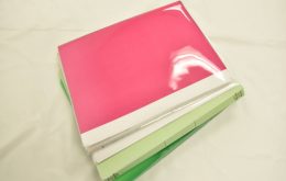 ピンクと緑色のファイル