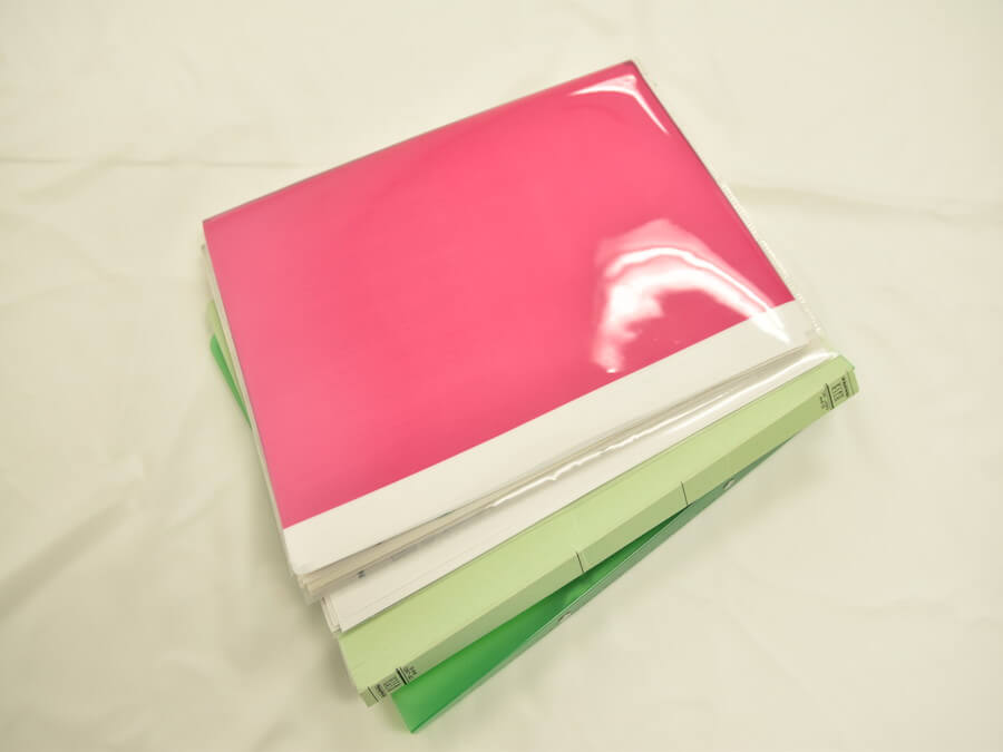 ピンクと緑色のファイル